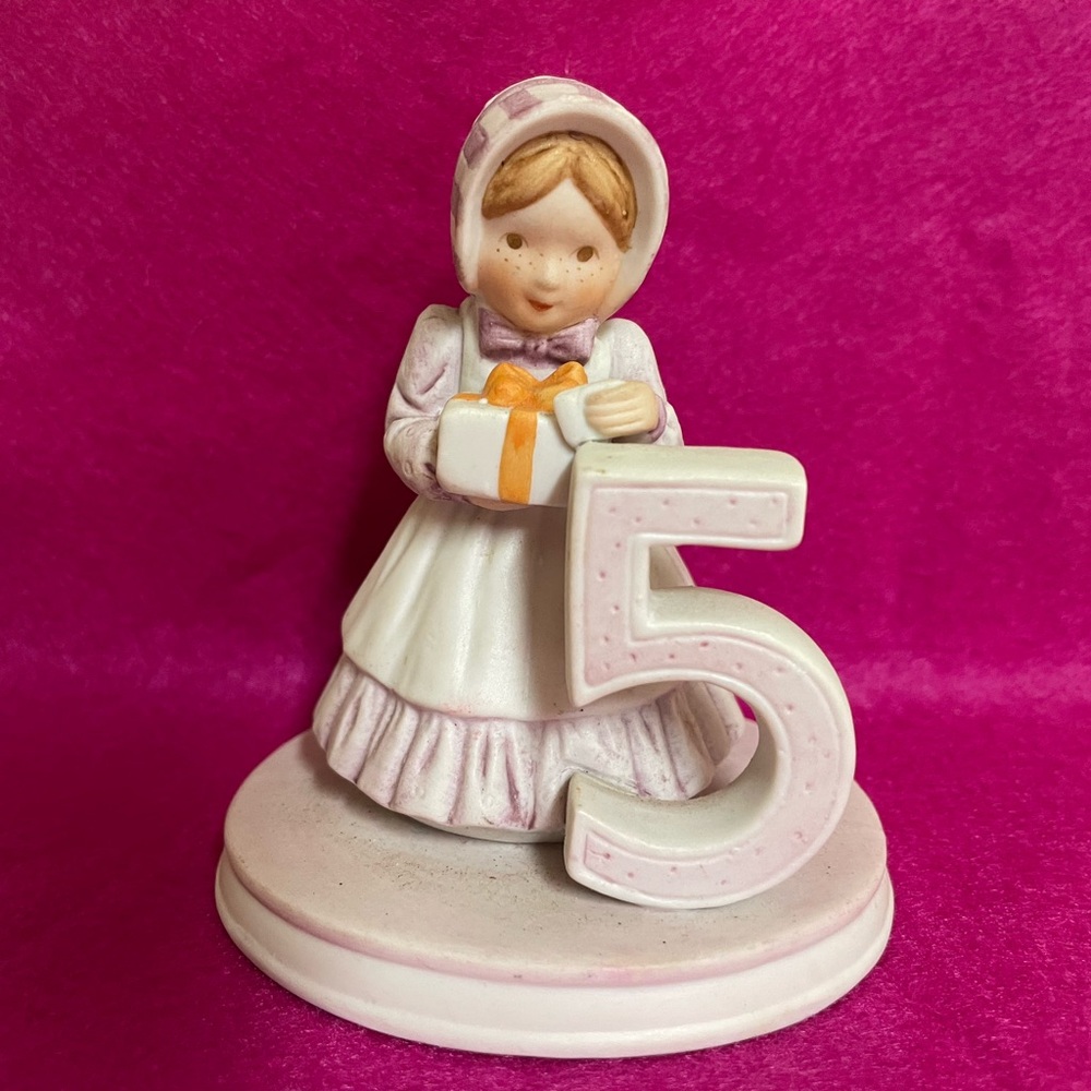 Vintage Holly Hobbie Birthday
Collection Porcelain Figurine, Year 5.
